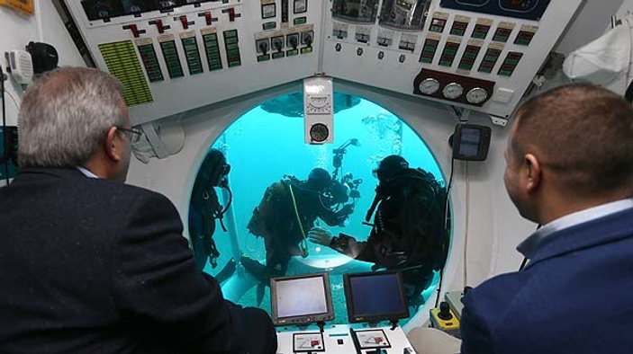 Türkiye'nin ilk turistik denizaltısı Antalya'da suya indi