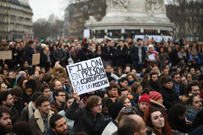 Paris'te Fillon protestosu