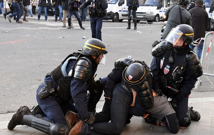 Paris'te Fillon protestosu