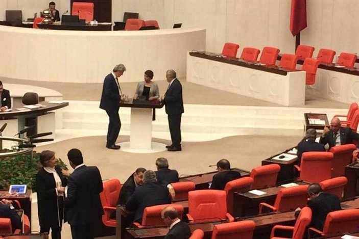 HDP'li Yiğitalp'ten Meclis kürsüsünü işgal eylemi