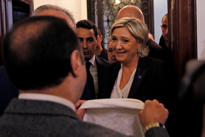 Le Pen'in Lübnan müftüsüyle başörtüsü krizi