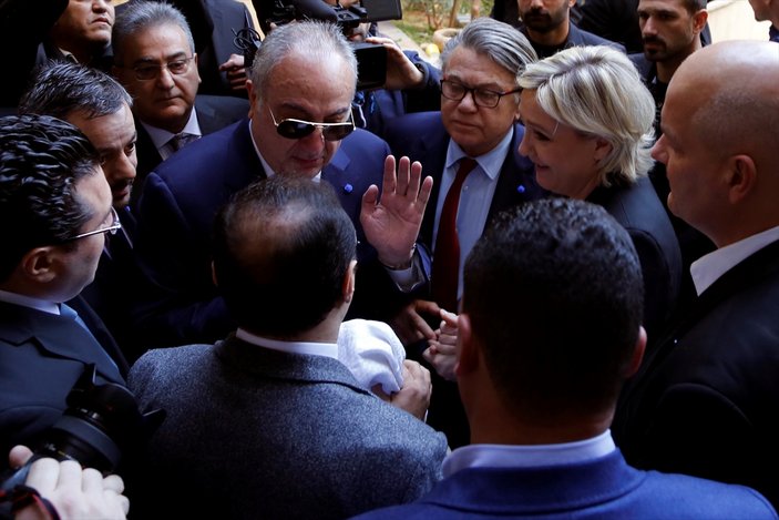 Le Pen'in Lübnan müftüsüyle başörtüsü krizi