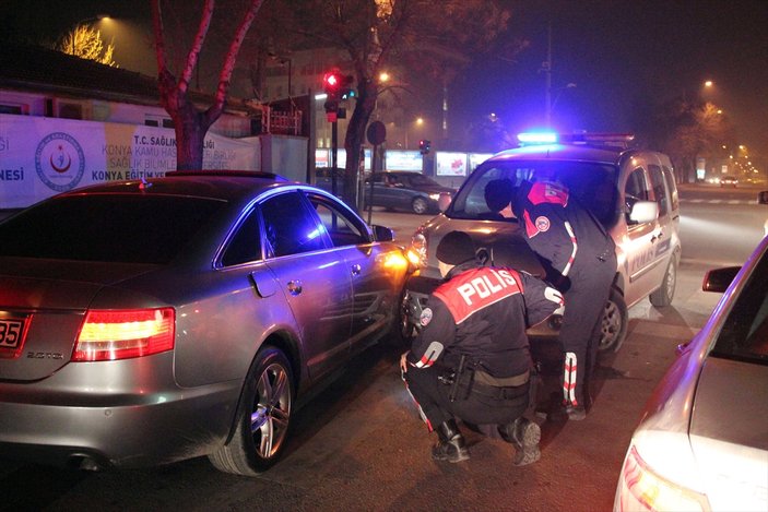 Bıçaklı kavga zanlıları polis aracına çarpınca yakalandı