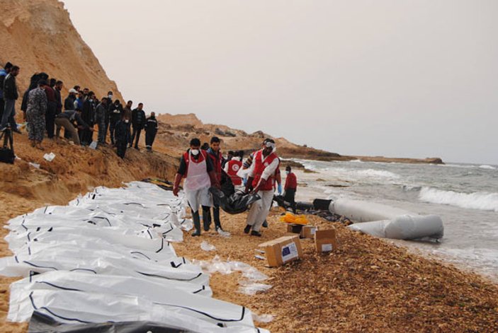 Libya'da göçmen cesetleri kıyıya vurdu