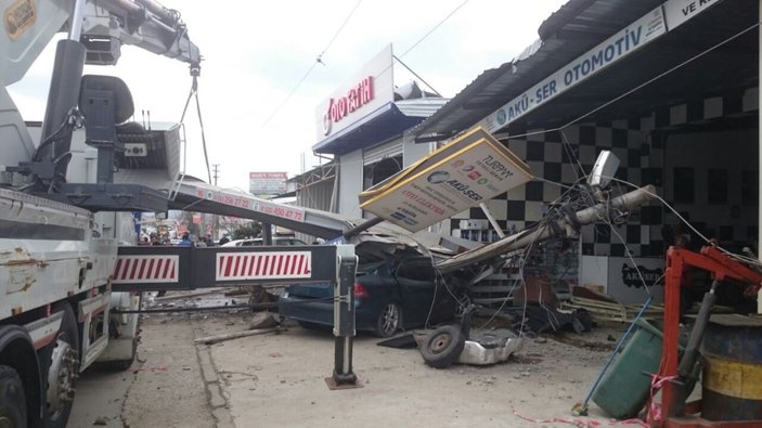 Bursa'da kalp krizi geçiren TIR şoförü 10 araca çarptı