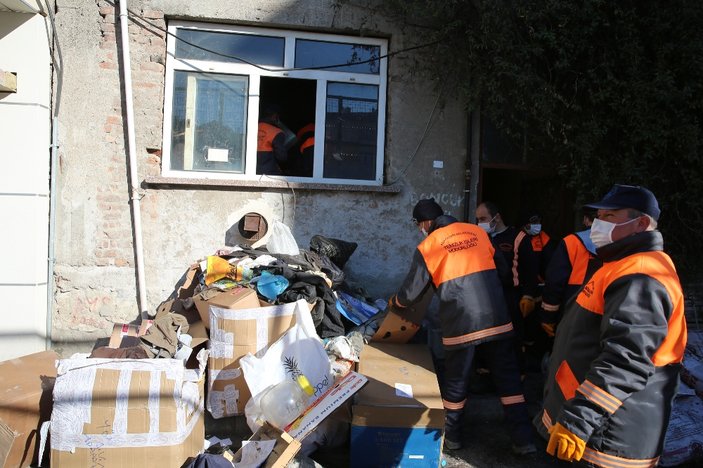 Sakarya'da bir evden 5 kamyon çöp, 3 ölü kedi çıktı