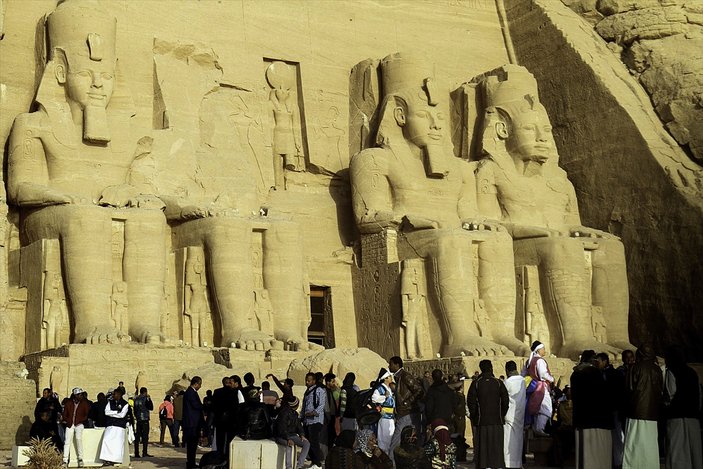 Mısır'da 2. Ramses'e güneş ışığı vurdu