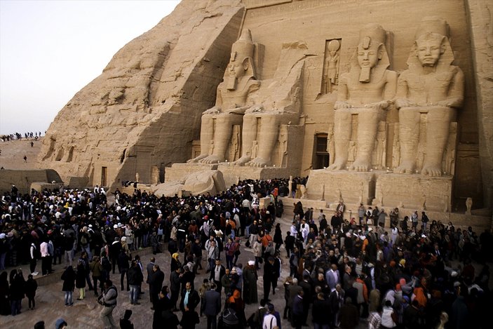 Mısır'da 2. Ramses'e güneş ışığı vurdu