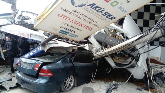 Bursa'da kalp krizi geçiren TIR şoförü 10 araca çarptı