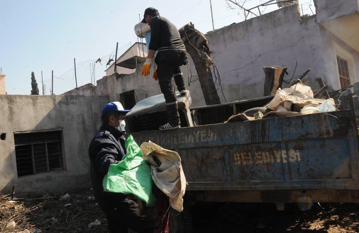 Osmaniye'de bir evden 3 römork çöp çıktı