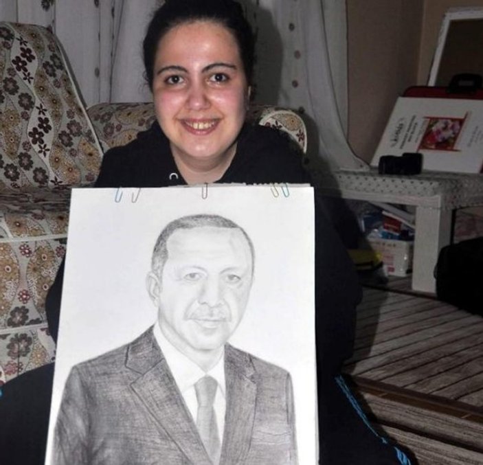 Erdoğan'ın portresini ayağıyla çizdi