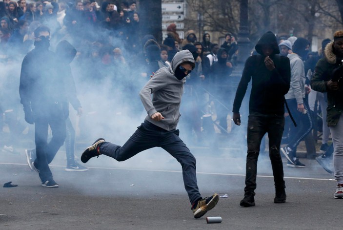 Fransız polisi göstericilere acımıyor