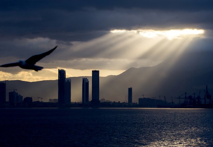 İzmir'de güneşin doğuşu güzel görüntüler oluşturdu