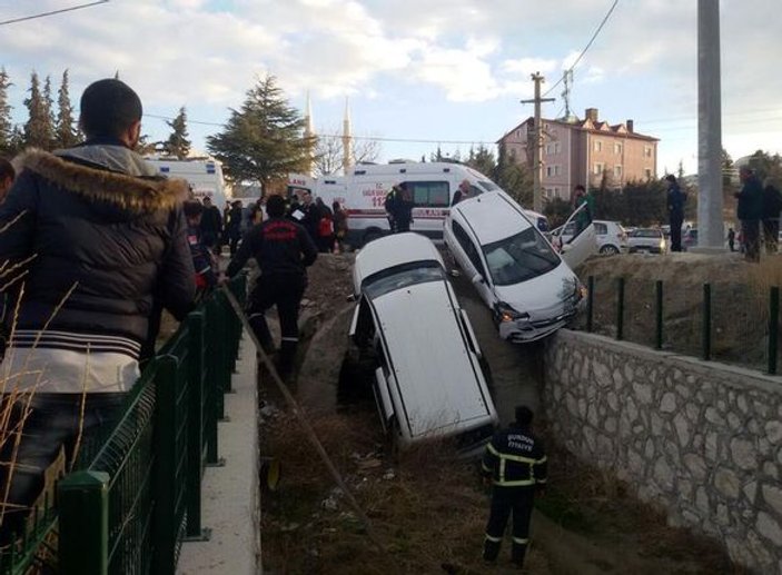 Burdur'da çarpışan araçlar öğrencilerin arasına daldı