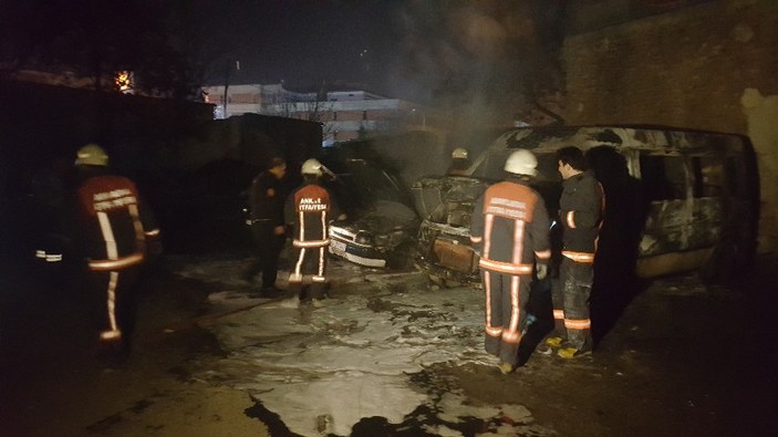 Ankara’da park halindeki 4 araç yandı