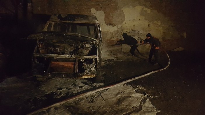 Ankara’da park halindeki 4 araç yandı
