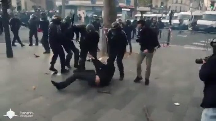Fransa'da polislerle göstericiler çatıştı
