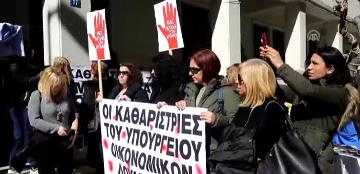 Yunanistan'da sağlık çalışanları sokağa döküldü