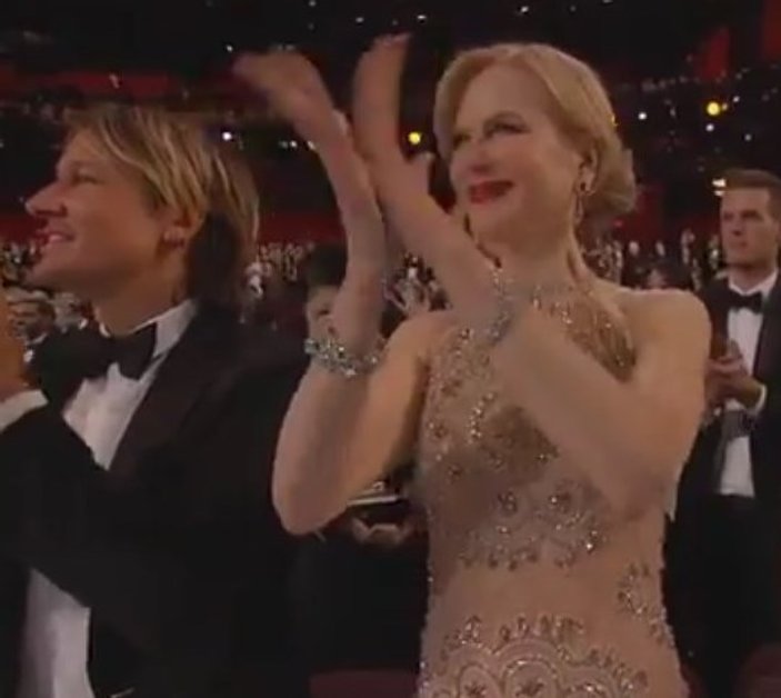 Nicole Kidman'ın alkış şekli alay konusu oldu