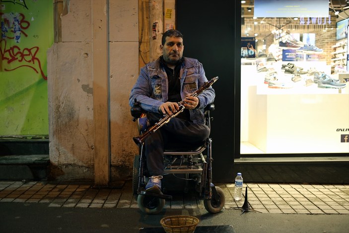Engelli müzisyen klarnet çalarak para kazanıyor