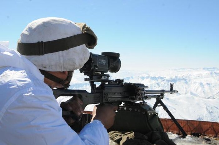 Komandolar sınırdaki dağlarda PKK'yı temizledi