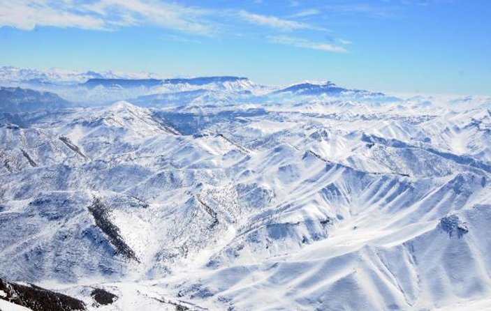 Komandolar sınırdaki dağlarda PKK'yı temizledi