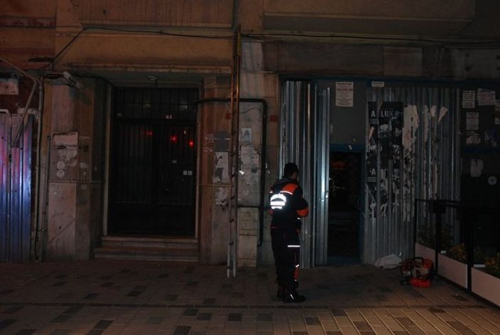 Beyoğlu'nda apartman boşluğuna düşen kişi hayatını kaybetti