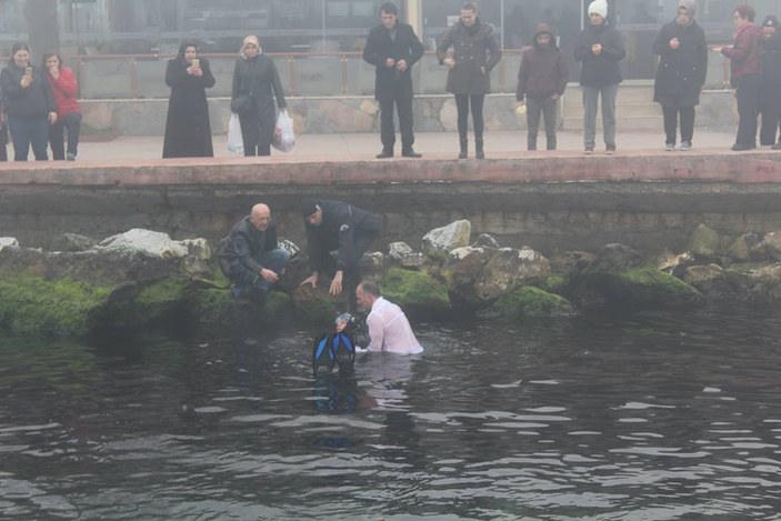 Belediye başkanı dalgıcı boğulmaktan kurtardı