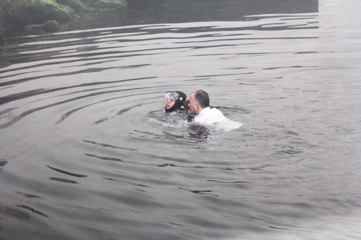 Belediye başkanı dalgıcı boğulmaktan kurtardı