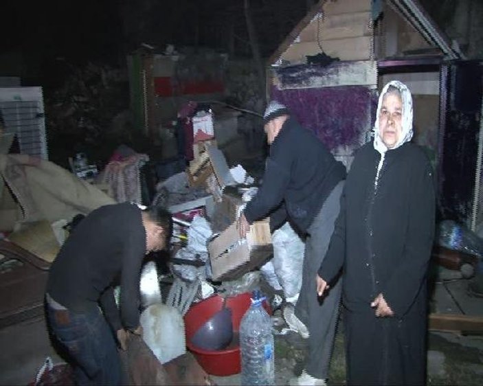 Sultangazi'de gecekonduları yıkılan aile sokakta kaldı