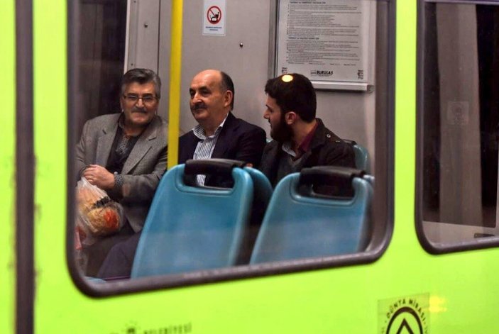 Bakan Müezzinoğlu, Bursa'da metroya bindi