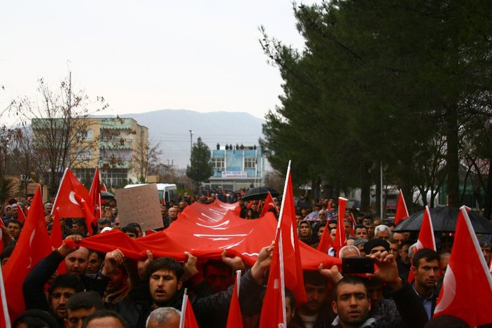 Diyarbakır’da teröre lanet yürüyüşü
