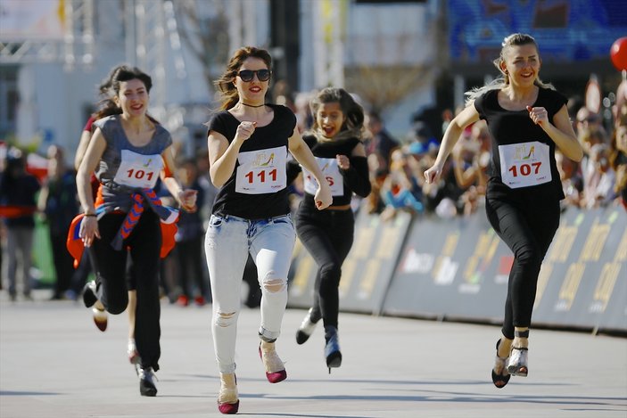 Antalya'da kadınlar yüksek topuklarla koştu
