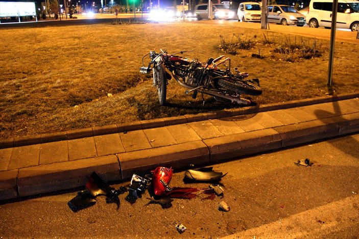 Konya'da motosiklet sürücüsü 3 araca çarptı