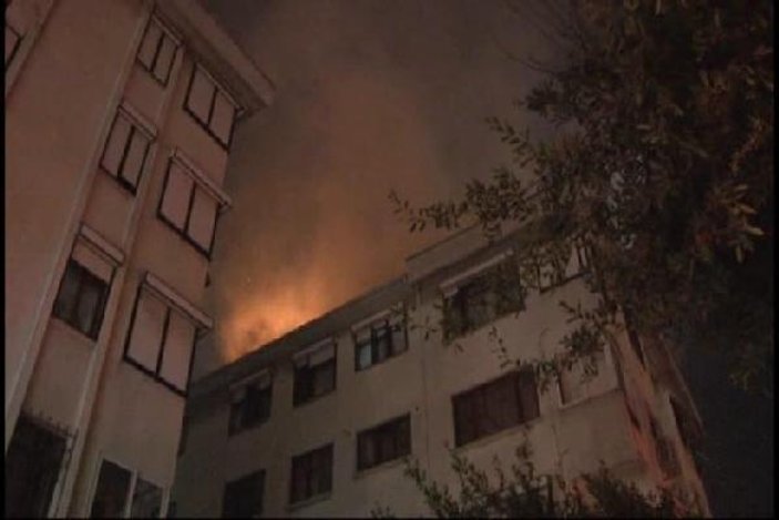 Kadıköy'de 4 katlı binada yangın