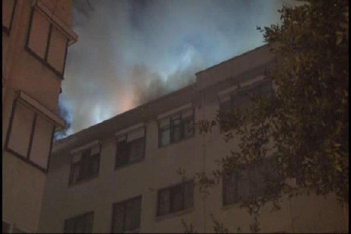 Kadıköy'de 4 katlı binada yangın
