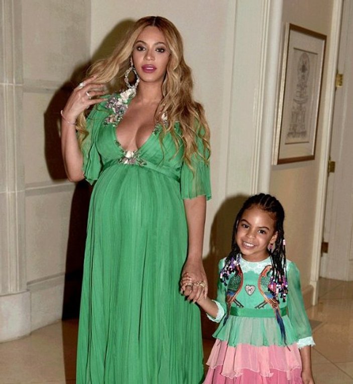 Beyonce yeşil elbisesiyle göz doldurdu