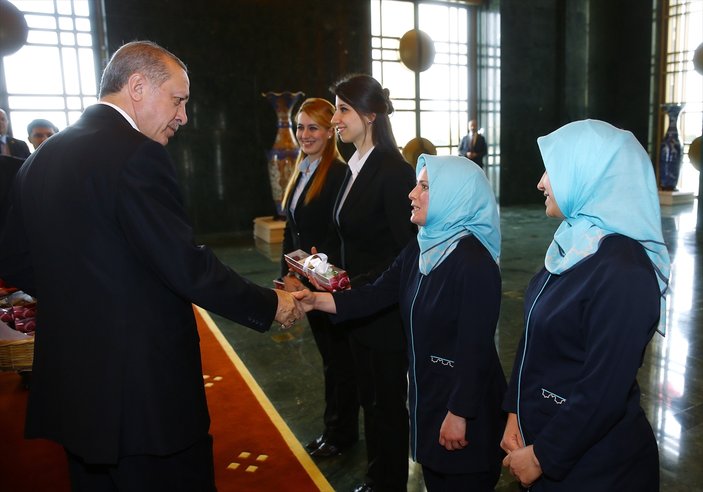 Cumhurbaşkanı Erdoğan kadın çalışanlara çiçek verdi
