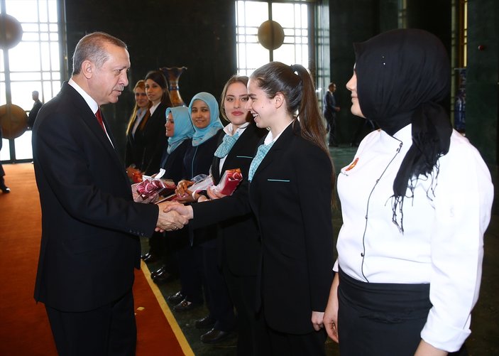 Cumhurbaşkanı Erdoğan kadın çalışanlara çiçek verdi
