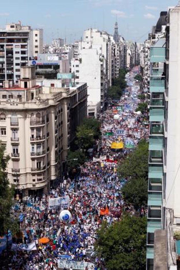 Arjantin'de sendikalar hükümeti protesto etti