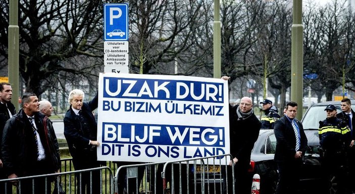 Hollanda'nın başbakan adayından pankartlı protesto