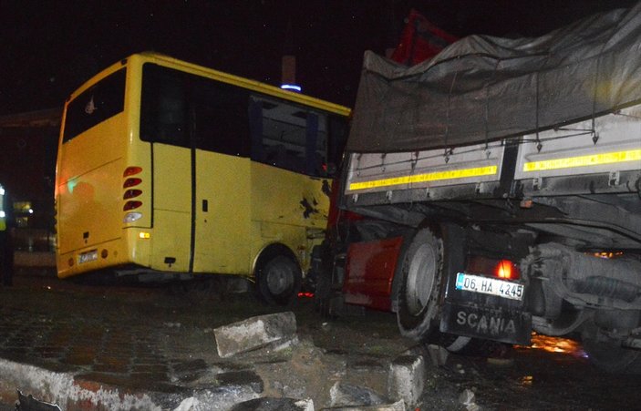 Manisa'da tır işçileri taşıyan midibüse çarptı: 5 yaralı