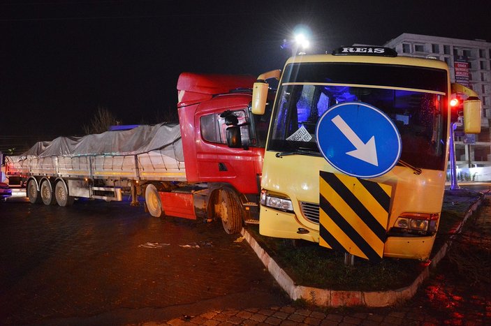 Manisa'da tır işçileri taşıyan midibüse çarptı: 5 yaralı