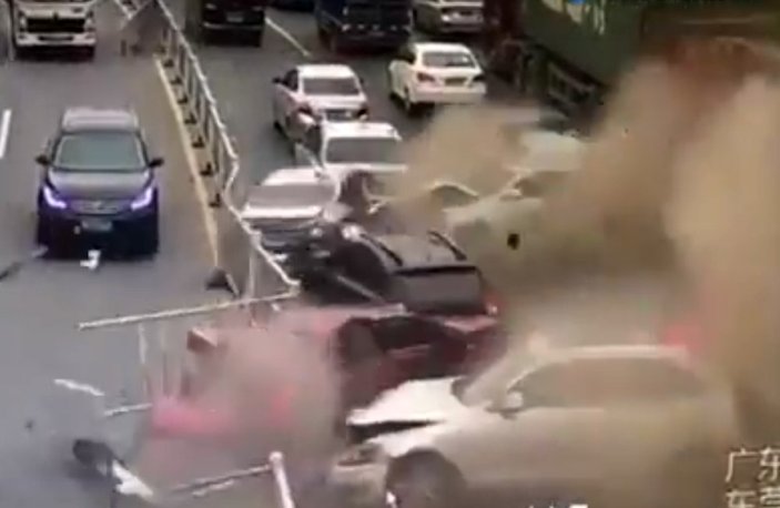 Çin'de 14 araçlık zincirleme trafik kazası