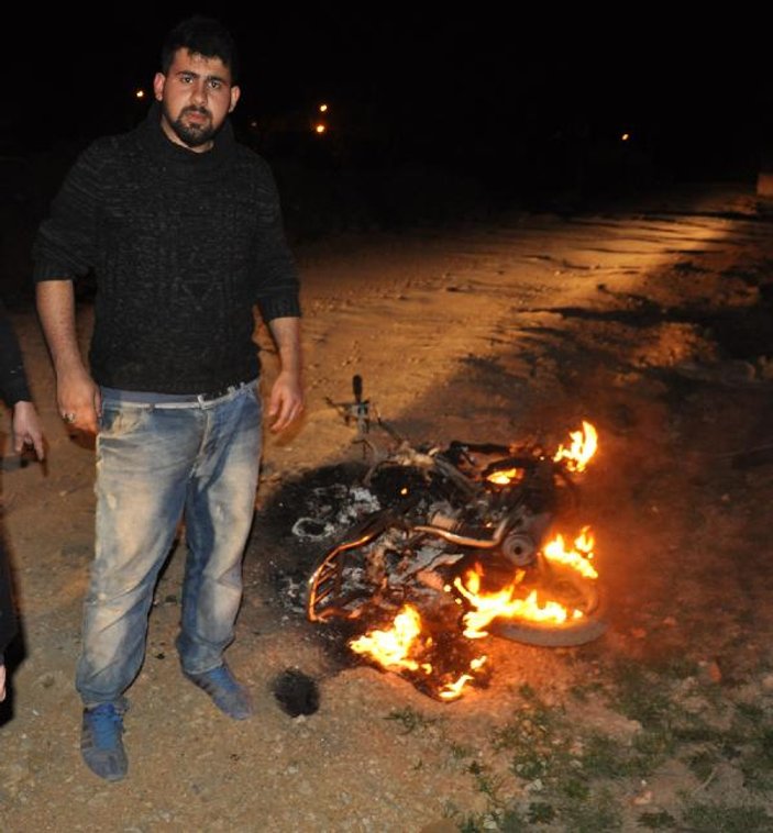 Borcunu ödemeyen arkadaşının çalıntı motosikletini yaktı