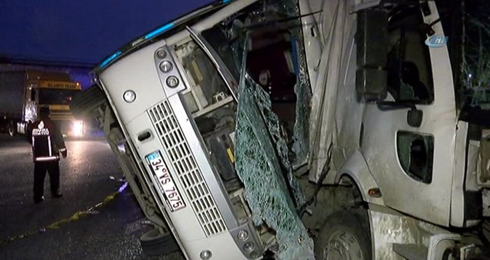 Tuzla'da minibüsle kamyon çarpıştı: 27 yaralı