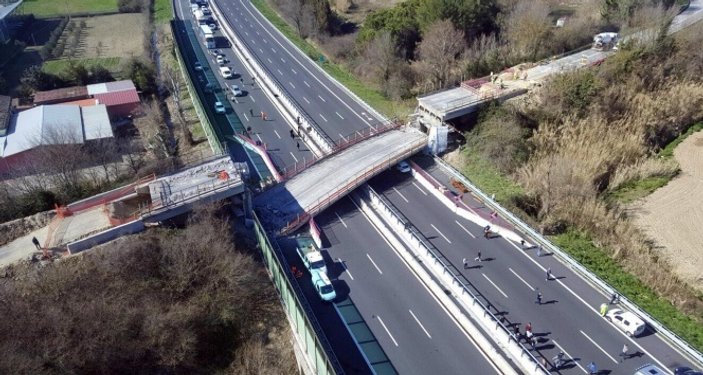 İtalya’da otoban köprü çöktü: 2 ölü