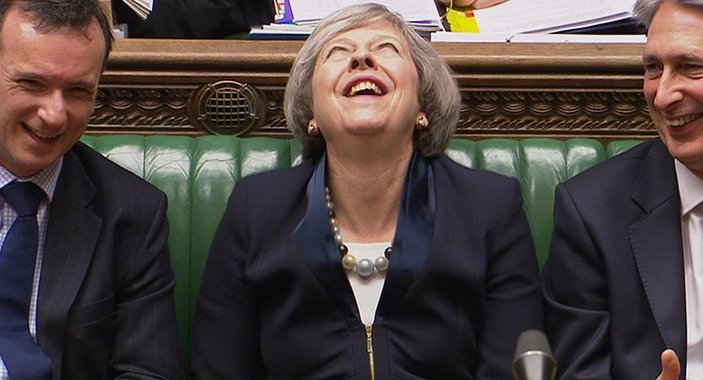 İngiltere Başbakanı May’in kahkahası