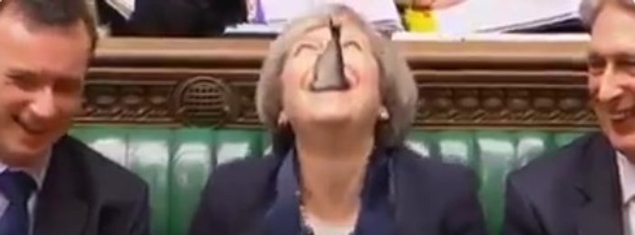 İngiltere Başbakanı May’in kahkahası