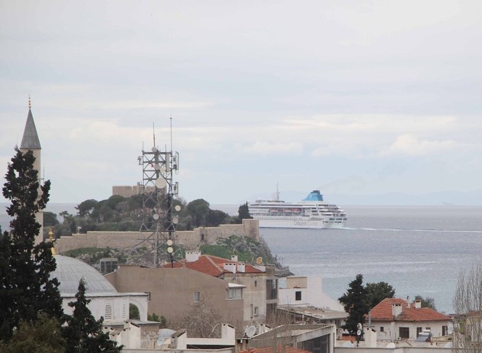 Sezonun ilk turist gemisi Kuşadası’na geldi